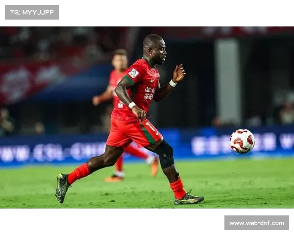 阿奇姆彭遭歧视模仿声，比赛中断凸显赛场文明缺失