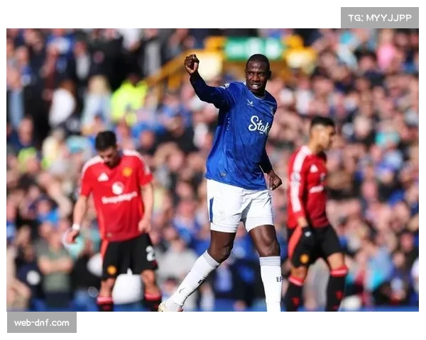 绝平！B费96分钟任意球破门，曼联客场2-2埃弗顿